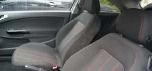 Tierhaarentfernung bei einem Opel Corsa - Vorher