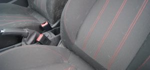 Tierhaarentfernung bei einem Opel Corsa - Vorher