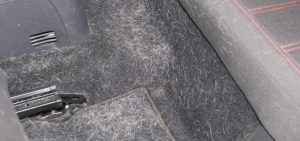 Tierhaarentfernung bei einem Opel Corsa - Vorher