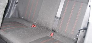 Tierhaarentfernung bei einem Opel Corsa - Vorher