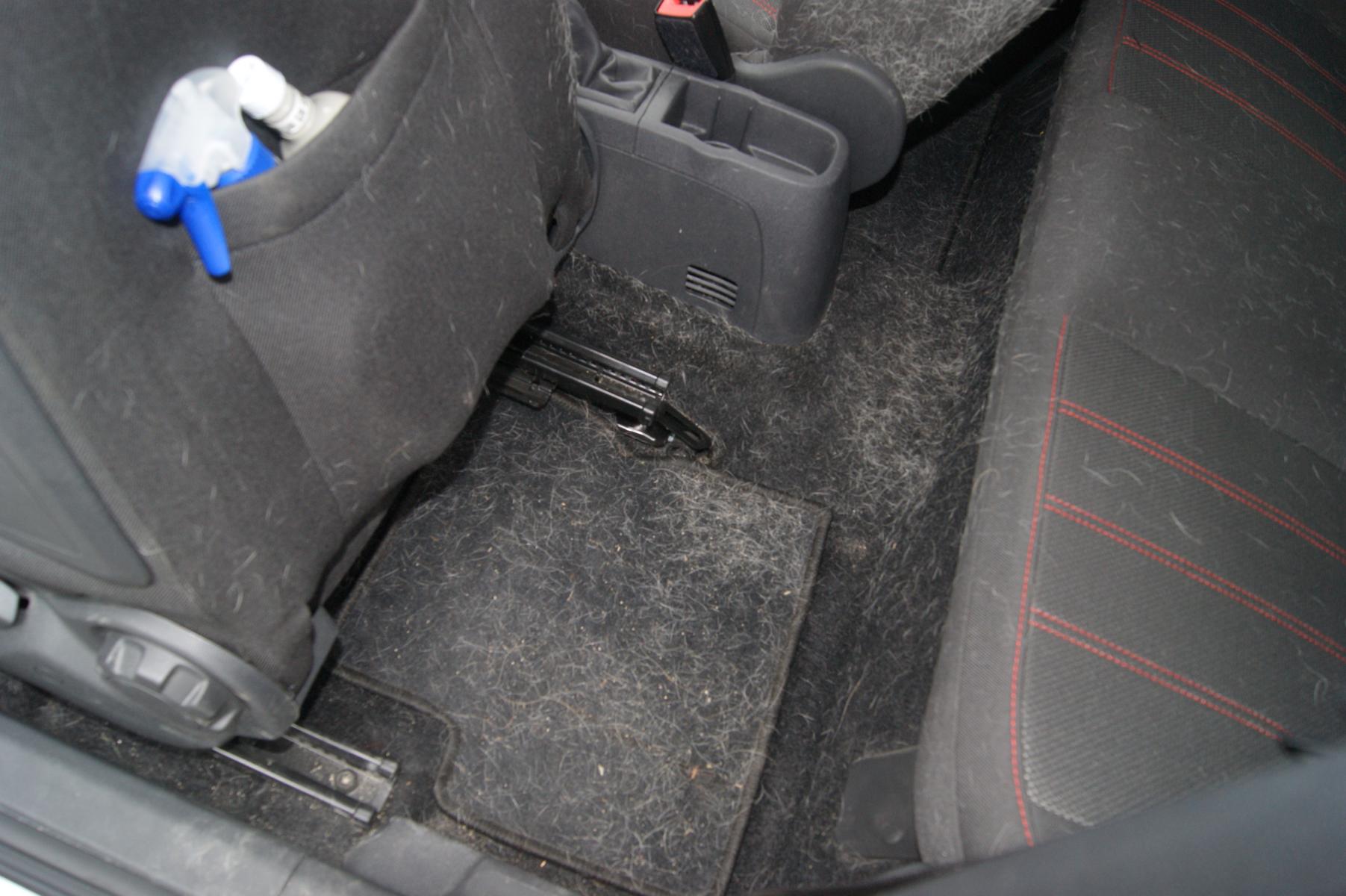 Tierhaarentfernung bei einem Opel Corsa - Vorher