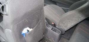 Tierhaarentfernung bei einem Opel Corsa - Vorher